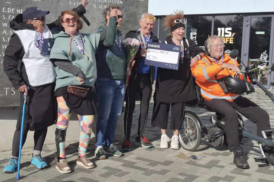 Ria, Jel, Koen, Dik, Trudy, Herman met een cheque van 970 euro voor NAH-ja! 