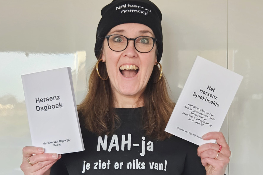 Marieke van Rijswijk-Peels met haar boekjes over Hersenz
