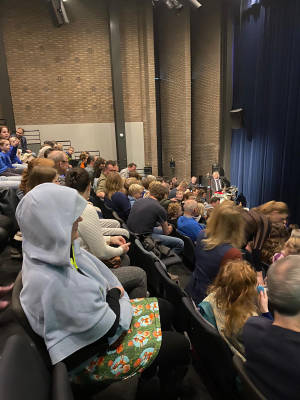 met boodie in theaterzaal